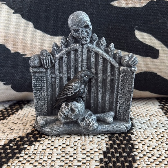 🆕Gothic Skull and Crow Cemetery Figurine - Picture 1 of 8